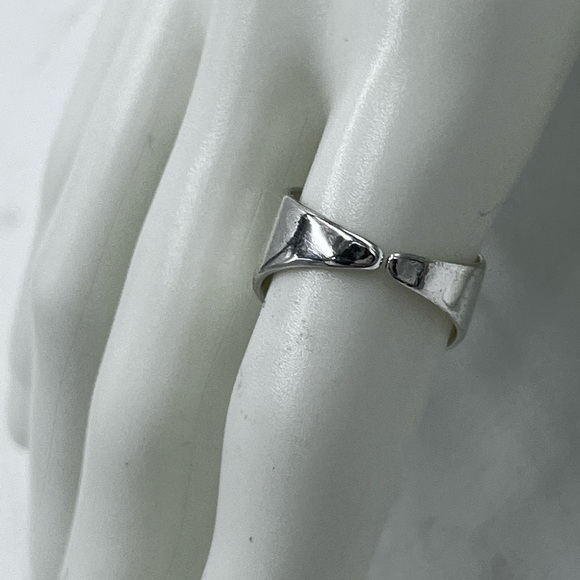 Sterling Silver With A Daisy Flower Ring
925 Sz 7.5 slightly adjustable - Picture 5 of 11